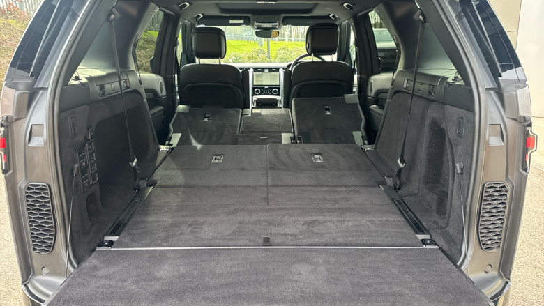 Land Rover Discovery 3.0 D300 Dynamic SE 5dr Auto Diesel Station Wagon